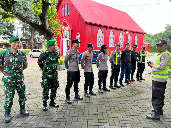 
TNI–Polri Laksanakan Patroli Pengamanan Ibadah Misa dan Natal 2025 di Kota Probolinggo