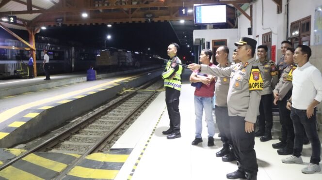 
					Pantau Lonjakan Penumpang Natal, Kapolres Nganjuk Tinjau Stasiun Kereta Api