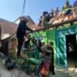 Babinsa Kepanjenkidul Bersama Warga Gotong Royong Renovasi Rumah Warga