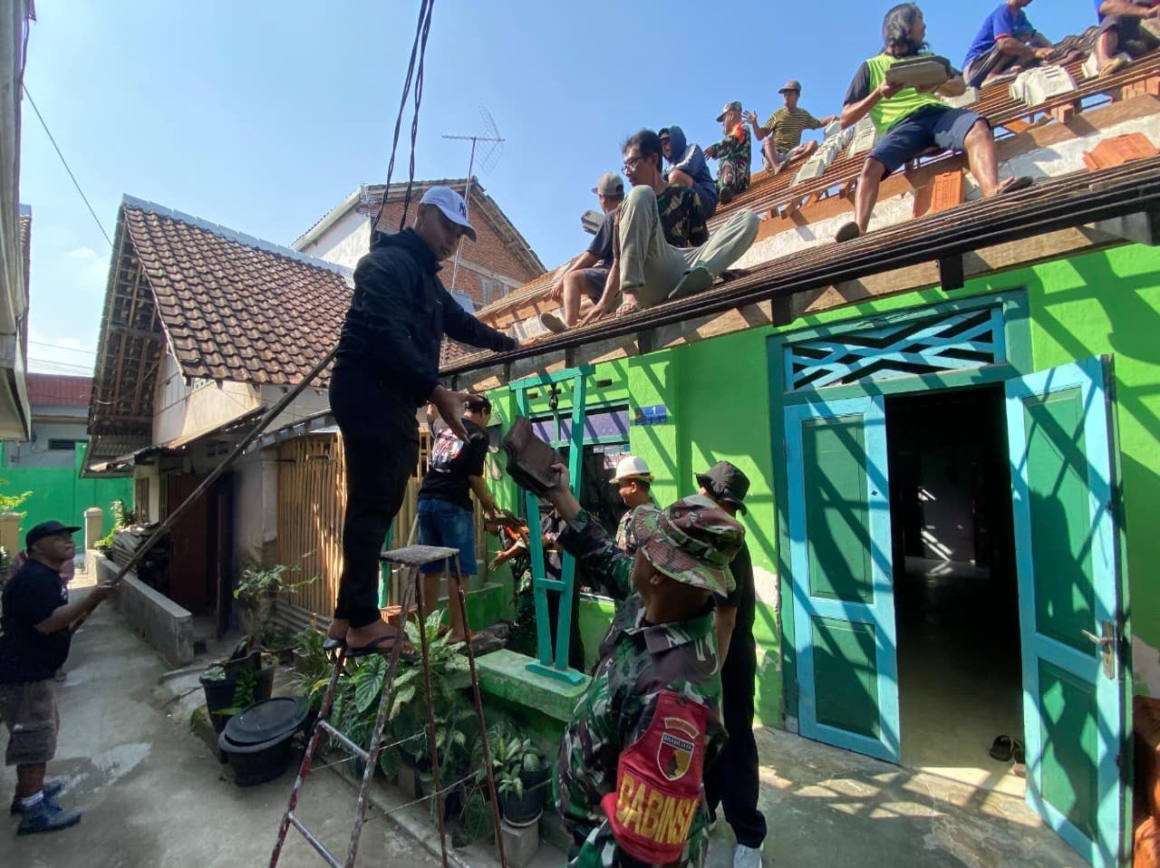 Babinsa Kepanjenkidul Bersama Warga Gotong Royong Renovasi Rumah Warga