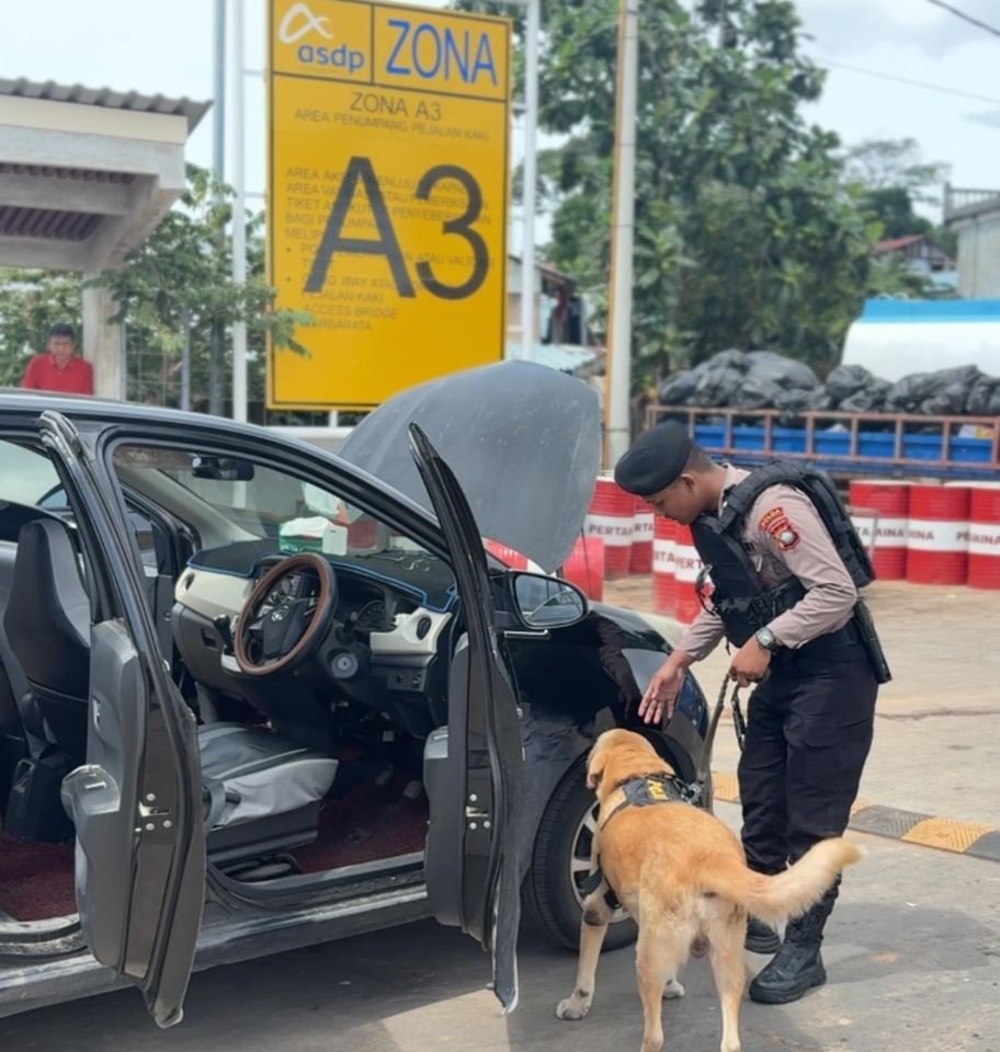 HADIRKAN RASA AMAN, SATGAS GAKKUM DAN UNIT K9 POLDA KEPRI PERIKSA BARANG BAWAAN PENUMPANG DI PELABUHAN RORO PUNGGUR