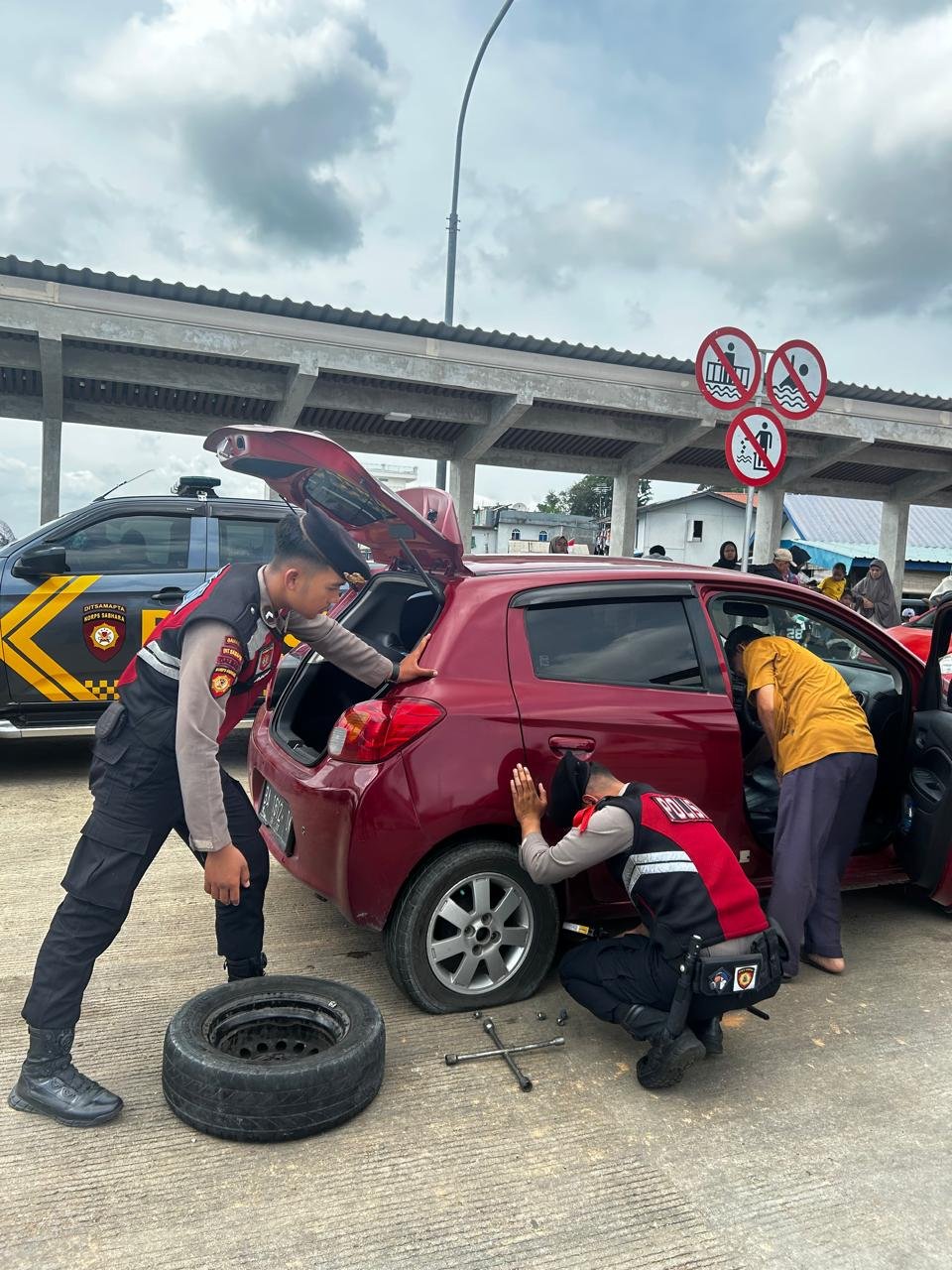 HADIRKAN PELAYANAN HUMANIS, POLDA KEPRI SAMBUT PENUMPANG KAPAL RORO DENGAN RAMAH DAN RESPONSIF