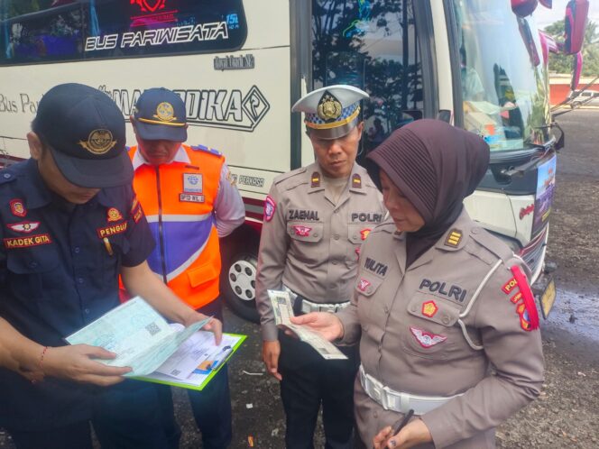 
Rampcheck Gabungan di Probolinggo: Polisi Tahan Bus Wisata Bermasalah Demi Keselamatan