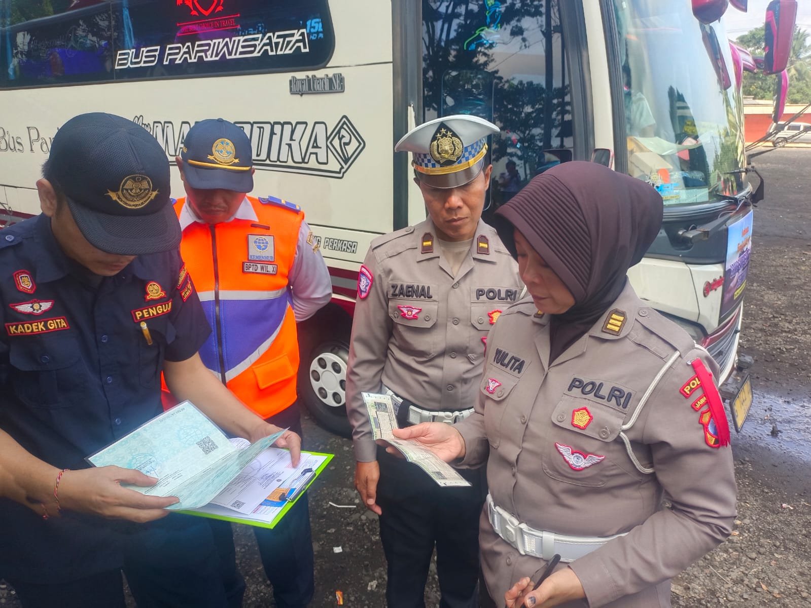 Rampcheck Gabungan di Probolinggo: Polisi Tahan Bus Wisata Bermasalah Demi Keselamatan