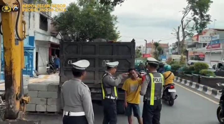 Polres Probolinggo Kota Tertibkan Truk Material Tanpa Terpal Demi Keselamatan Pengguna Jalan