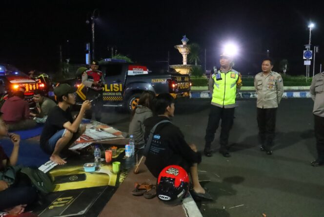 
Malam Libur Terasa Lebih Tenang, Patroli Polisi Temani Warga Kota Probolinggo hingga Dini Hari