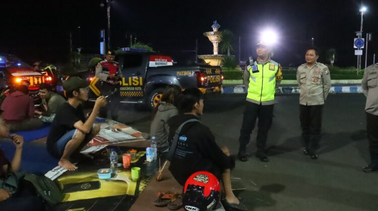 Malam Libur Terasa Lebih Tenang, Patroli Polisi Temani Warga Kota Probolinggo hingga Dini Hari