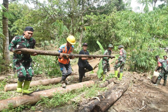 
14 Tiang Listrik Tumbang dan Jembatan Rusak, Kodim 1002/HST Lakukan Perbaikan Darurat