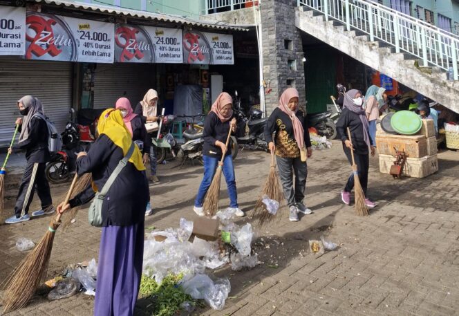 
					Peringati HUT DWP ke-26 dan Hari Ibu ke-97, DWP DKUPP Kabupaten Probolinggo Gelar Bersih-Bersih Lingkungan Pasar Tradisional
