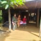 Luapan Sungai Tabalong Sebabkan Banjir, Babinsa dan Kades Pudak Setegal Bergerak Salurkan Bantuan