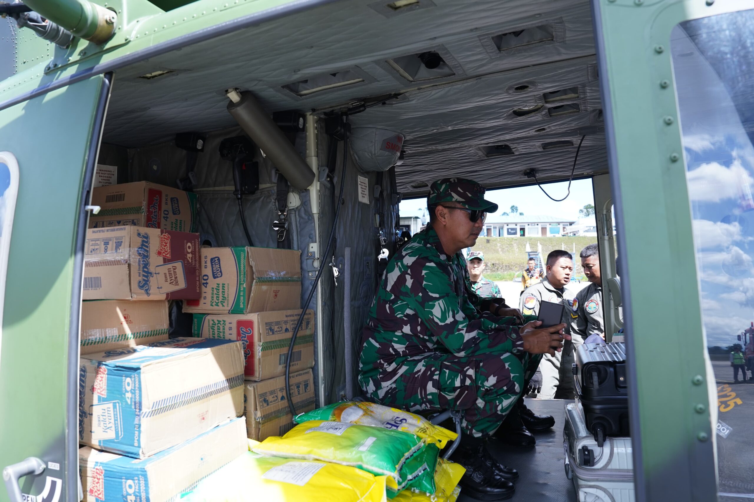 TNI Salurkan Bantuan Menggunakan Helikopter ke Desa Sibalanga