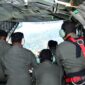 TNI Sukses Terjunkan 90 Helibox Sembako ke Desa Terisolasi Tapanuli Utara