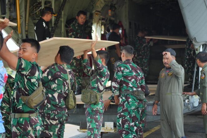 
					TNI Salurkan Logistik ke Wilayah Terisolasi dengan Metode  Airdrop