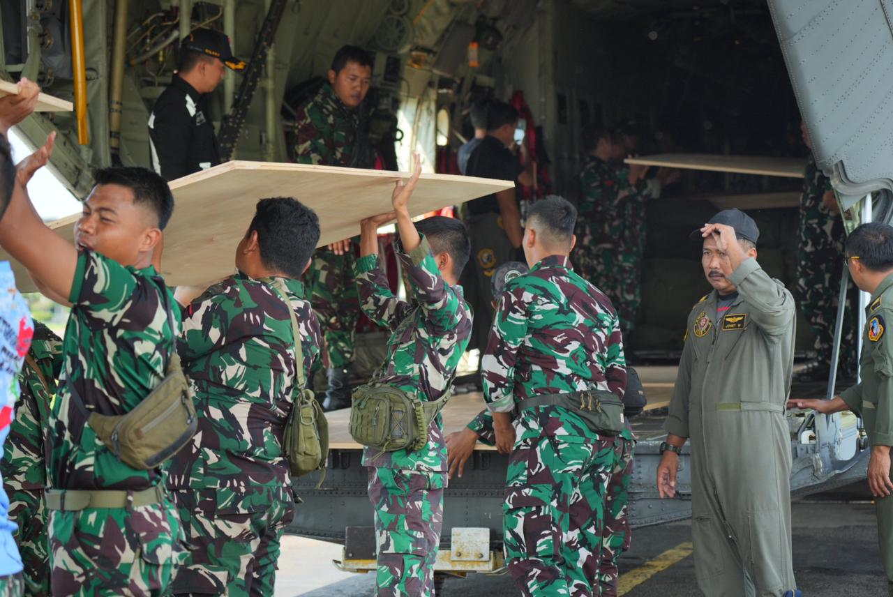 TNI Salurkan Logistik ke Wilayah Terisolasi dengan Metode Airdrop