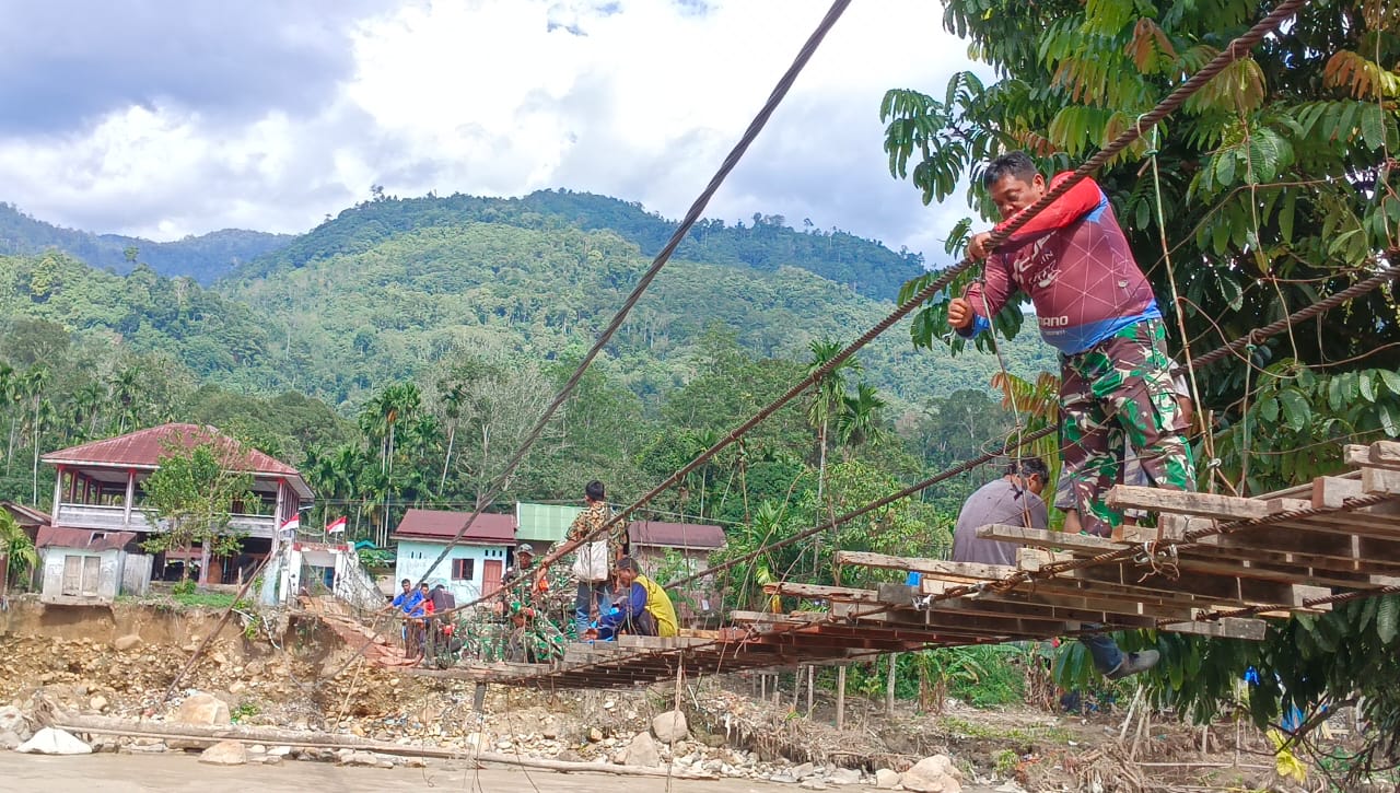 Prajurit TNI Bersama Warga Perbaiki Jembatan Gantung di Aceh Tenggara