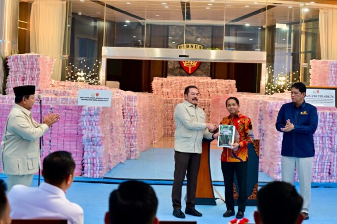 
Panglima TNI Hadiri Penyerahan Uang Sitaan Negara Rp 6,6 Triliun di Kejaksaan Agung