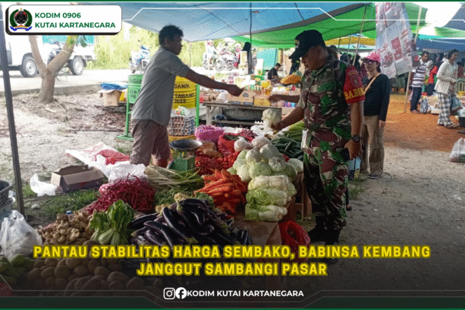 
Pantau Stabilitas Harga Sembako, Babinsa Kembang Janggut Sambangi Pasar