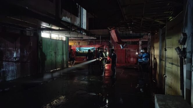 
					Hingga Larut Malam, Prajurit TNI Lanjutkan Pembersihan Pasar Aceh Tamiang