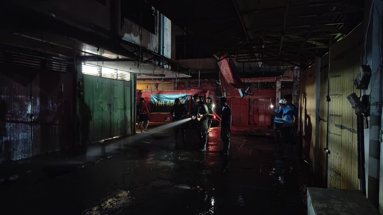 Hingga Larut Malam, Prajurit TNI Lanjutkan Pembersihan Pasar Aceh Tamiang