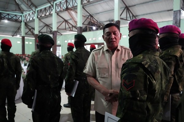 Panglima TNI Bersama Menhan RI Anugerahkan KPLB kepada Prajurit Berprestasi di Timika