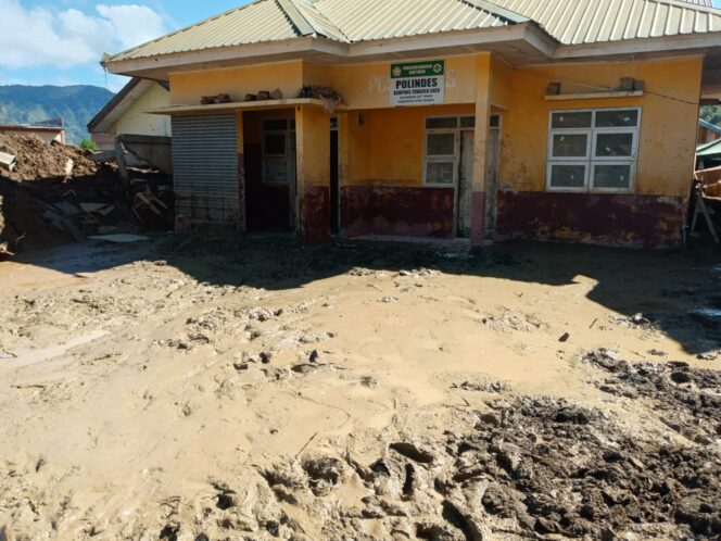 
TNI Bersama Warga Gotong Royong Pulihkan Polindes Pascabencana di Aceh Tengah