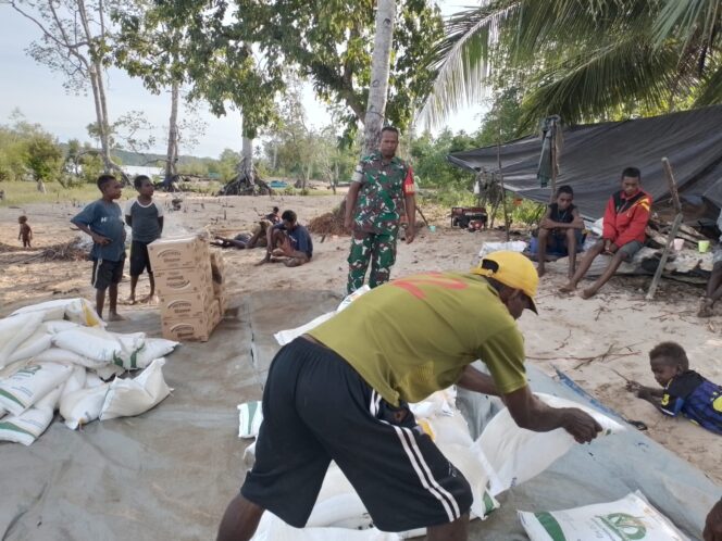
Agar Berjalan Dengan Lancar dan Tepat Sasaran, Babinsa Koramil Kokonao Dampingi Petugas Bulog Salurkan Bantuan Raskin