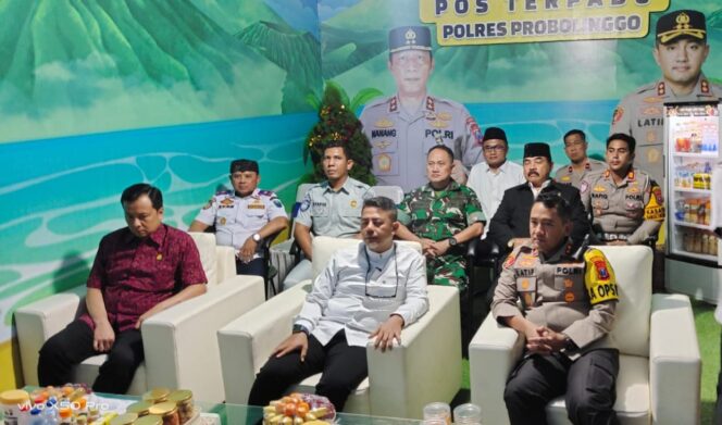 
Pj Kasdim 0820/Probolinggo Mayor Kav Edy Surnoto Bersama Forkopimda Kunjungi Pos PAM Nataru
