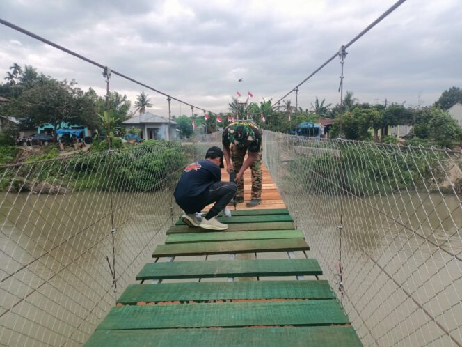 
Prajurit TNI Rampungkan Renovasi Jembatan Gantung Garuda, Akses Desa Bandar Kuala Kembali Pulih