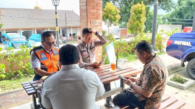 
					Ops Lilin Semeru 2025, Satlantas Probolinggo Bangun Dialog Keselamatan Lewat “Polantas Menyapa”