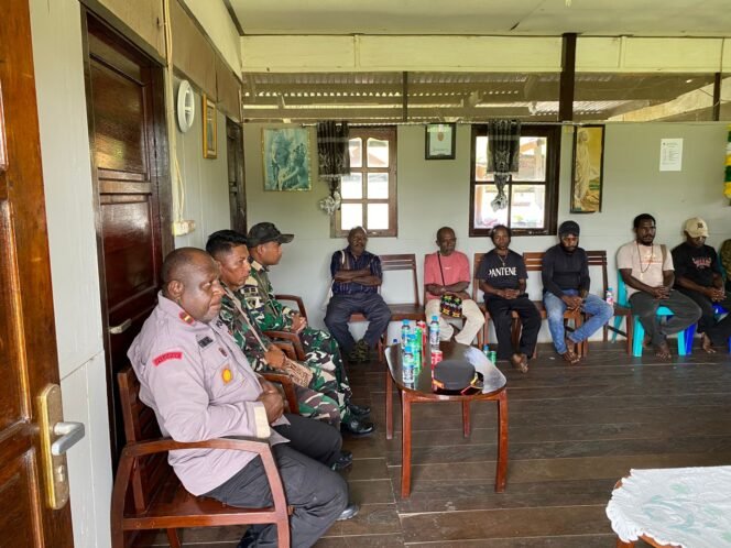 
					Perkokoh Tali Silaturahmi Serta Kemanunggalan, Babinsa Koramil Agimuga Gelar Komsos Bersama Tokoh Masyarakat Di Wilayah Binaan