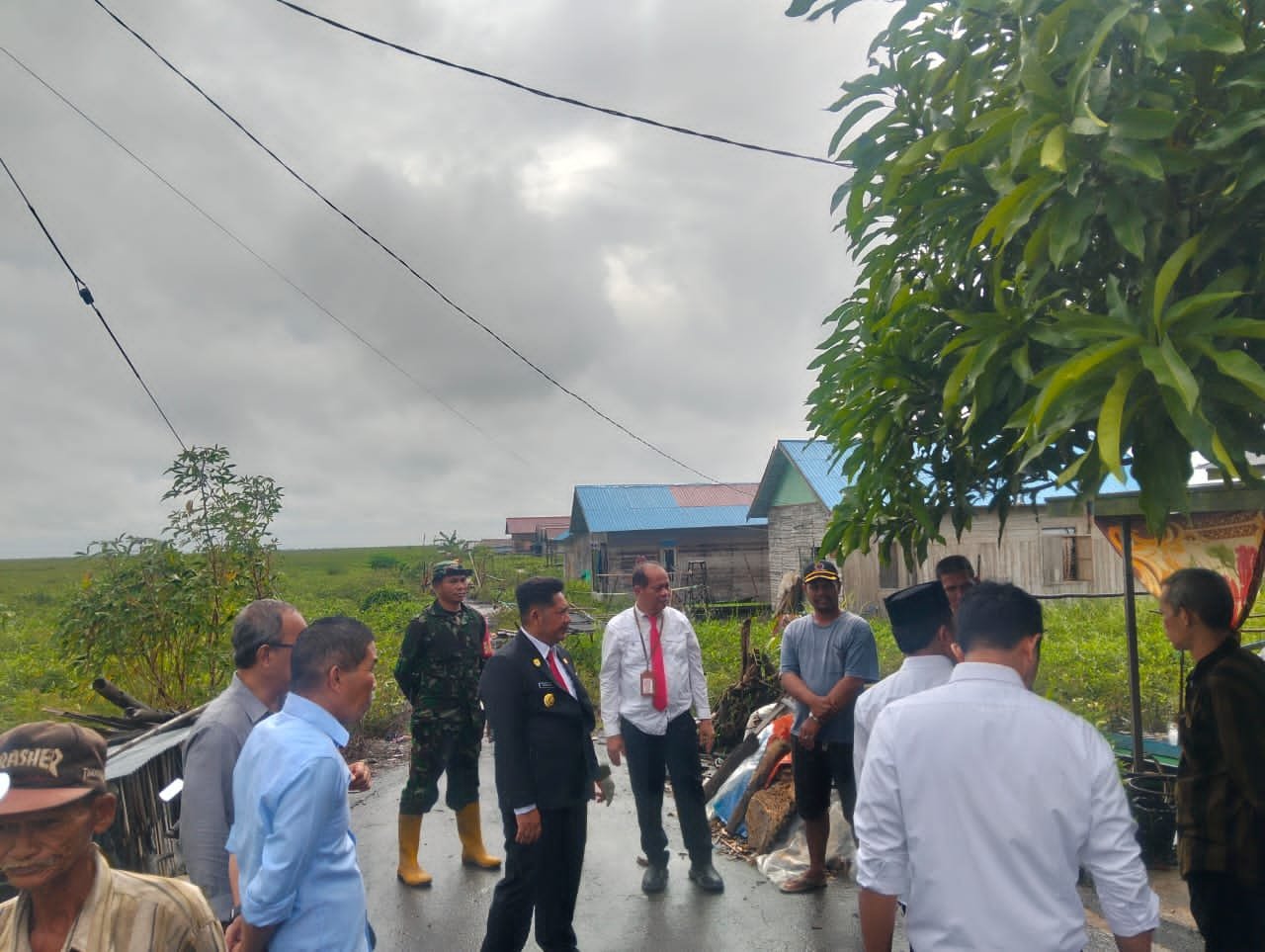 TNI–Pemda Bersinergi, Babinsa Dampingi Bupati HST Tinjau Wilayah Banjir