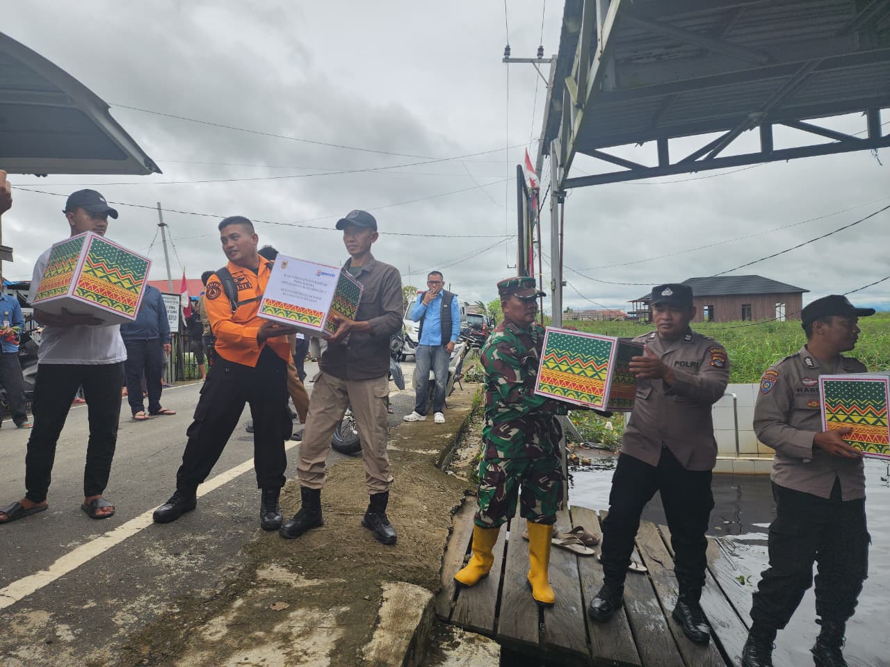 Koramil 1002-08/Labuan Amas Utara Bersinergi Dampingi Penyaluran Bantuan Banjir
