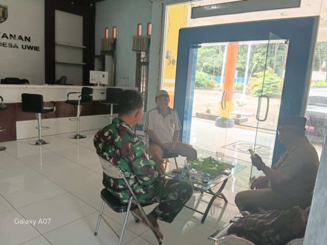 
Babinsa Koramil Muara Uya–Jaro Anjangsana ke Kantor Desa Uwie, Perkuat Sinergi dan Silaturahmi