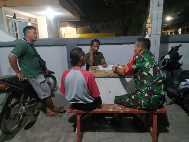 
Babinsa Koramil 0820/21 Maron Laksanakan Komsos Bersama Warga Desa Gerongan