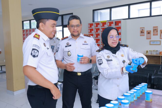 
Sterilkan Rutan dari Narkoba, Rutan Kraksaan Laksanakan Tes Urine Berkala