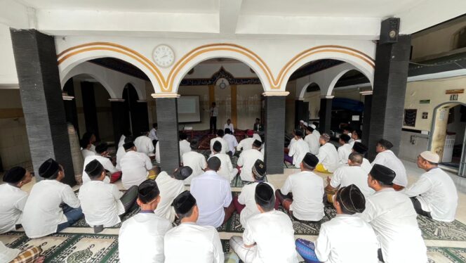 
Perkuat Mental dan Spiritual, Rutan Kraksaan Konsisten Gelar Pengajian Rutin Warga Binaan