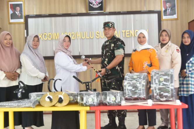 
Tingkatkan Kreativitas Siswa, Dandim 1002/HST Serahkan Alat Drumband
