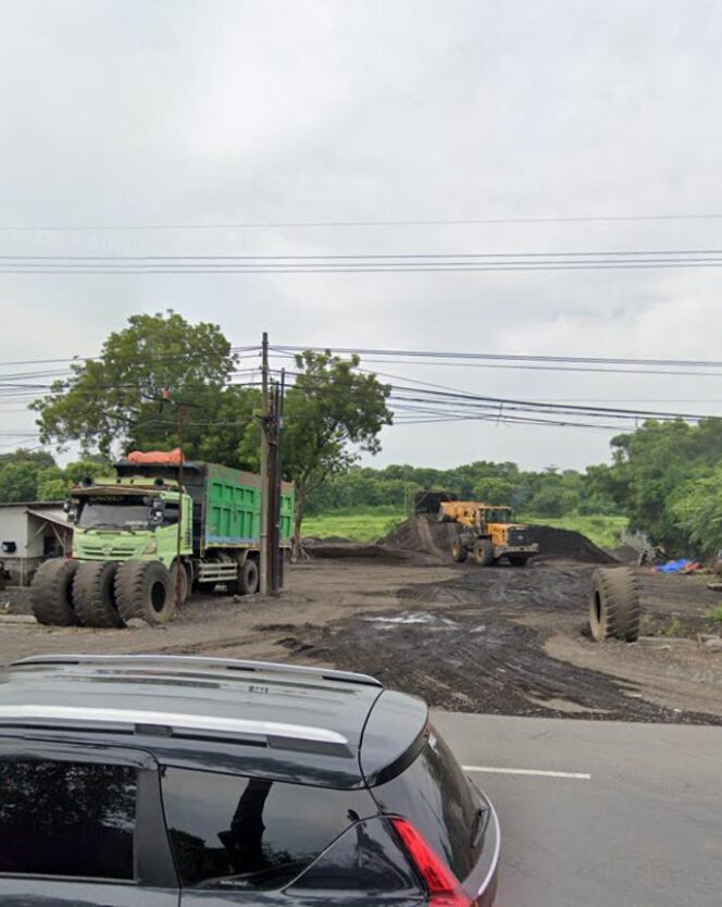 
Aktivitas Padat Truk Diduga Langgar Aturan Lalu Lintas, LSM Desak Penindakan Stockpile Pasir di Nguling–Grati