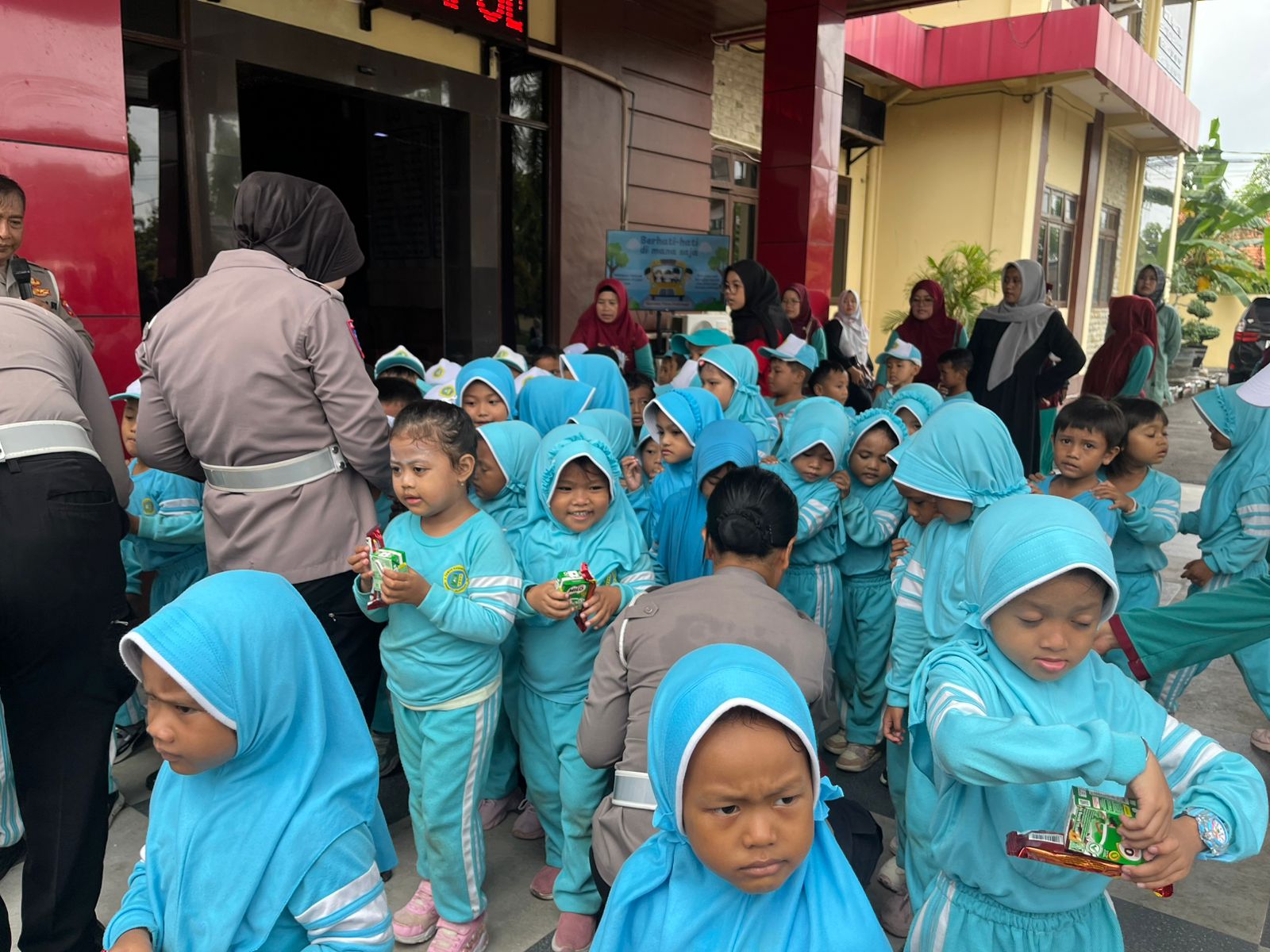 Belajar Rambu dan Keselamatan Jalan, Siswa TK Zainul Hasan Kunjungi Mako Polres Probolinggo