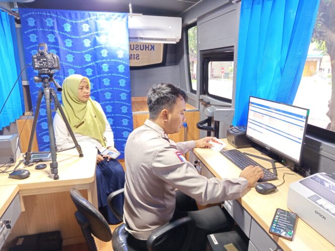 
Tak Sekadar Pelayanan, Satlantas Polres Probolinggo Edukasi Tertib Lalu Lintas Lewat “Polantas Menyapa”