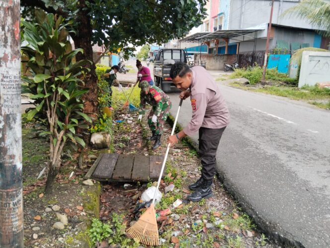 
Ciptakan Lingkungan Yang Bersih, Babinsa Koramil Kota Ajak Warga Bersihkan Sampah