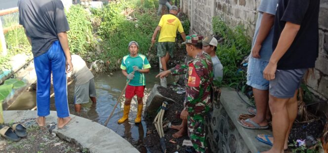 
Babinsa Koramil 0820-03/Leces Laksanakan Komsos dan Karya Bakti, Perkuat Silaturahmi dengan Warga