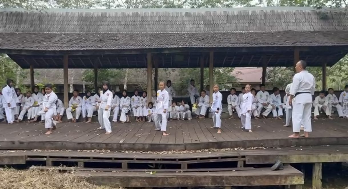 Babinsa Barabai Beri Motivasi Karateka HST dalam Gashuku dan UKT Sabuk