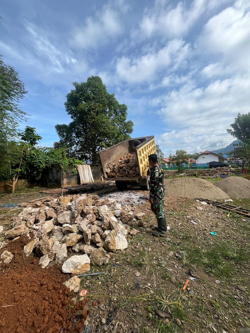 Dukung Kemandirian Ekonomi Desa, Babinsa Dampingi Pembangunan KDKMP Teratau
