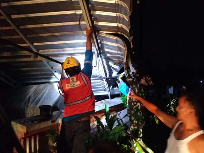 
					Angin Puting Beliung Terjang Desa Leces, Babinsa Koramil 0820/03 Sigap Lakukan Penanganan