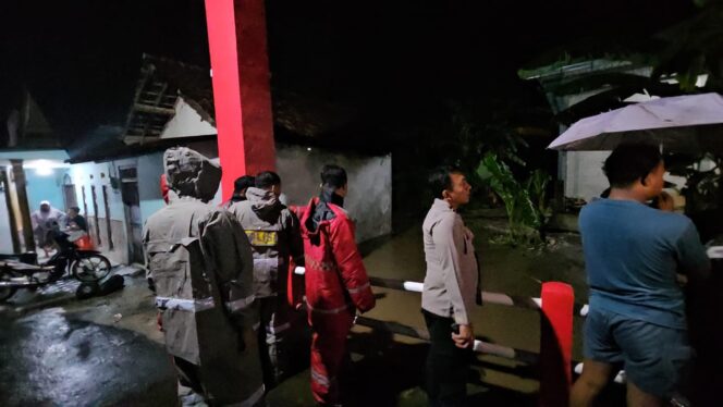 
Polri Hadir Saat Bencana: Polres Probolinggo Terjun Langsung Tangani Banjir di Sejumlah Kecamatan