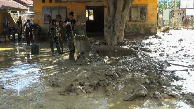 
Aksi Taruna Akademi TNI Bersihkan Sekolah Pascabanjir di Aceh Tamiang