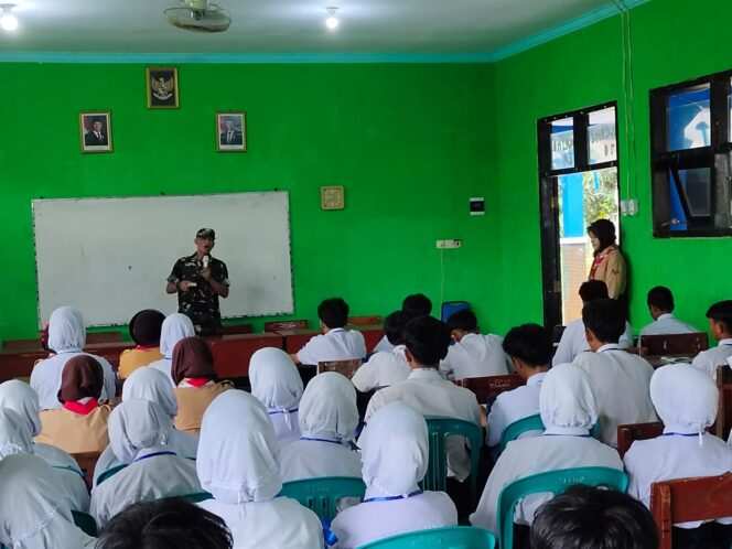 
					Memberikan Materi Dan Praktek LDKS, Koramil Lumbang Melaksanakan Program Babinsa Masuk Sekolah
