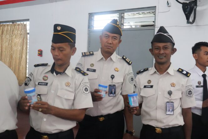 
Tes Urine Massal di Rutan Kraksaan, Seluruh Warga Binaan dan Petugas Dinyatakan Bersih Narkoba