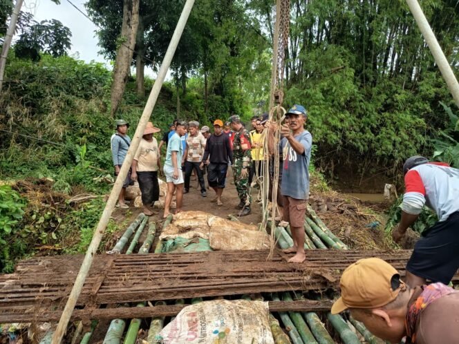
Putus Diterjang Banjir, Koramil Maron Kerja Bakti Membangun Jembatan Di Desa Satreyan